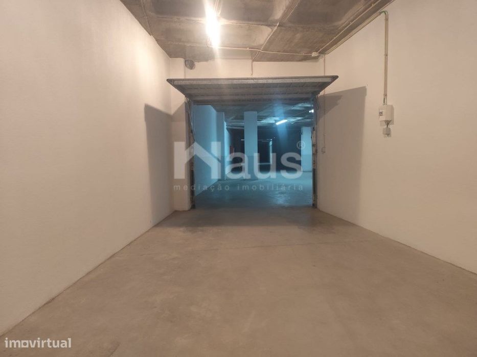 Garagem inserida em cave