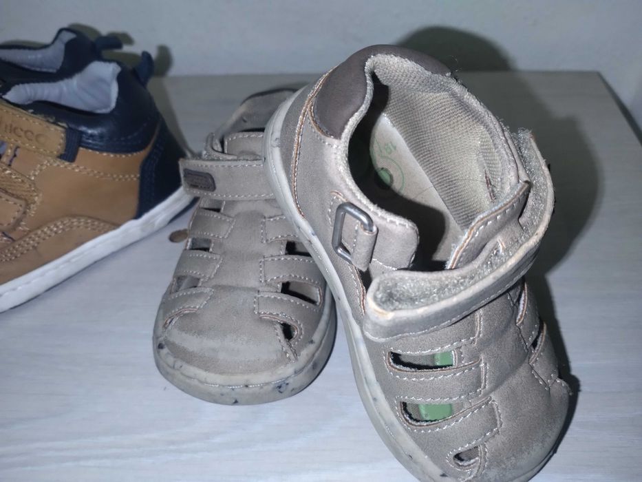 2 pares de sapatos de bebe