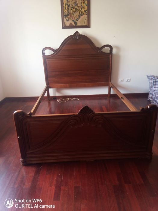 Cama de casal com , duas mesinhas cabeceira