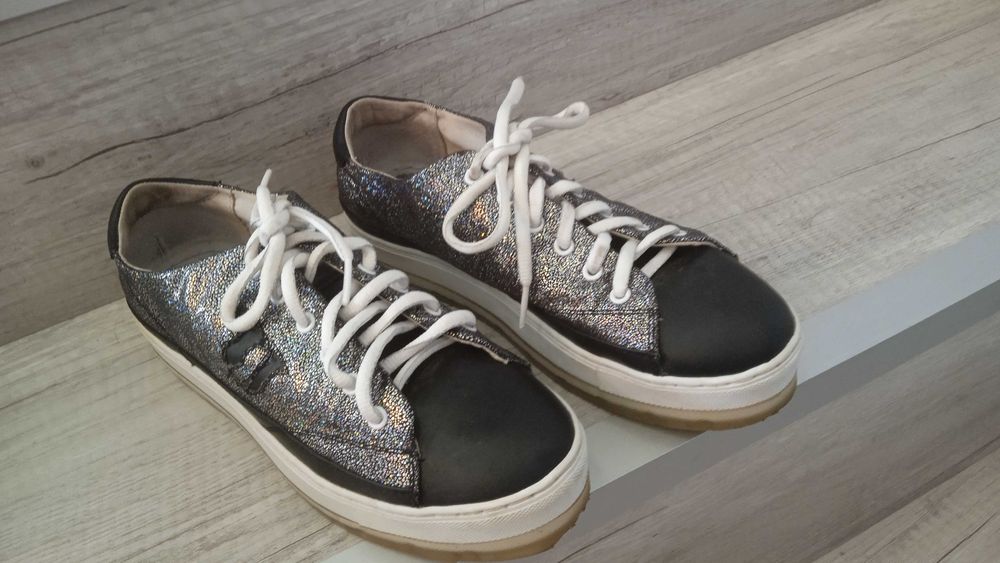 Продам кроссовки женские Trussardi