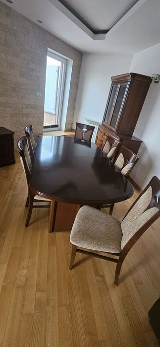 Jadalnia, rozkładany stół, witryna, narożna szafka, regał, 6 krzeseł