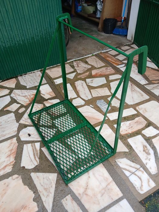 Apoio para carrinha(trator)etc. Da para por cestos caixas(uvas,batatas