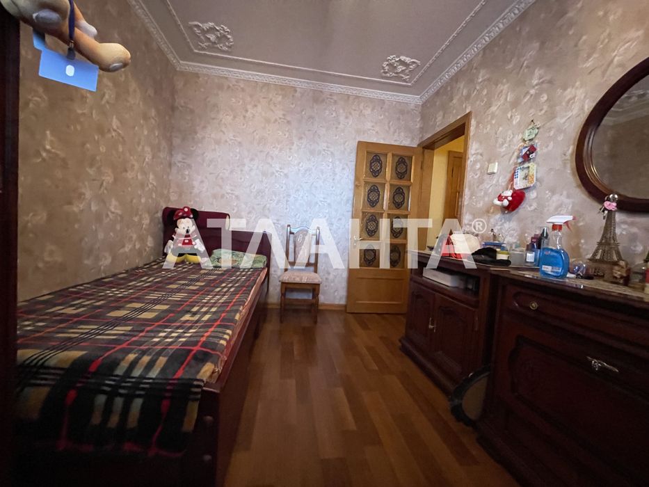 Трехкомнатная квартира с большой кухней студией