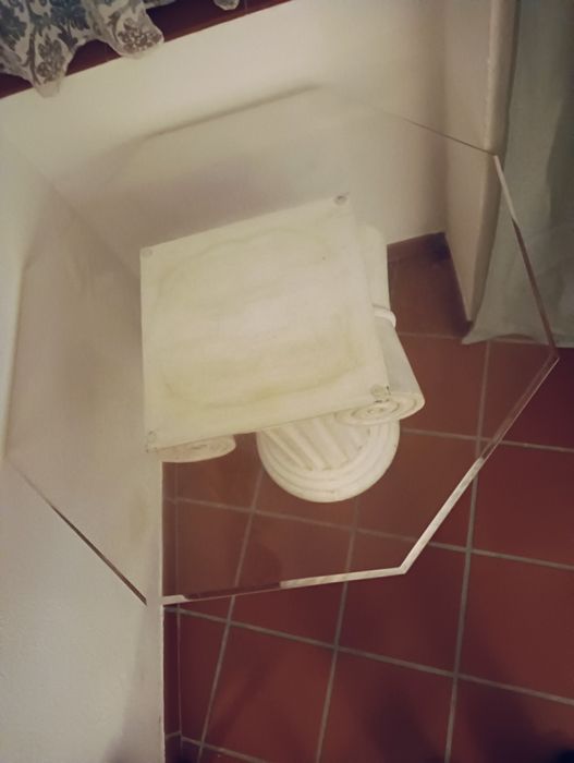Mesa com Capitel de Madeira e Tampo de Acrílico