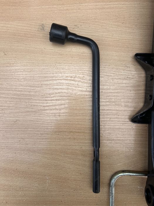 Домкрат Toyota Rav 4 BZ4X