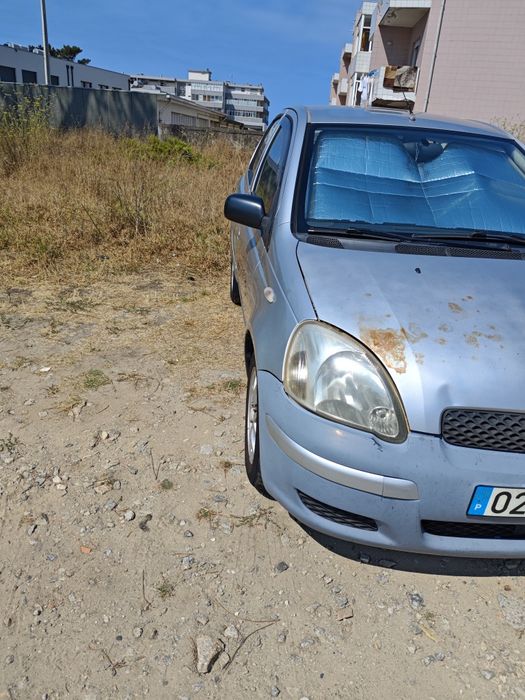 Vendo Toyota Yaris 1.0 a gasolina de 2001, com 284.000 km.