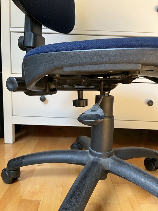 Krzesło komputerowe granatowe obrotowe