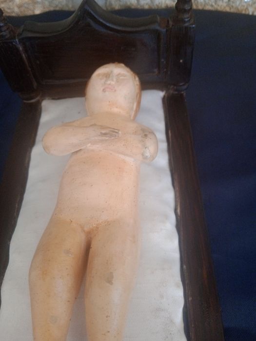 Antiga escultura imagem sacra menino jesus deitado a dormir camilha pau santo