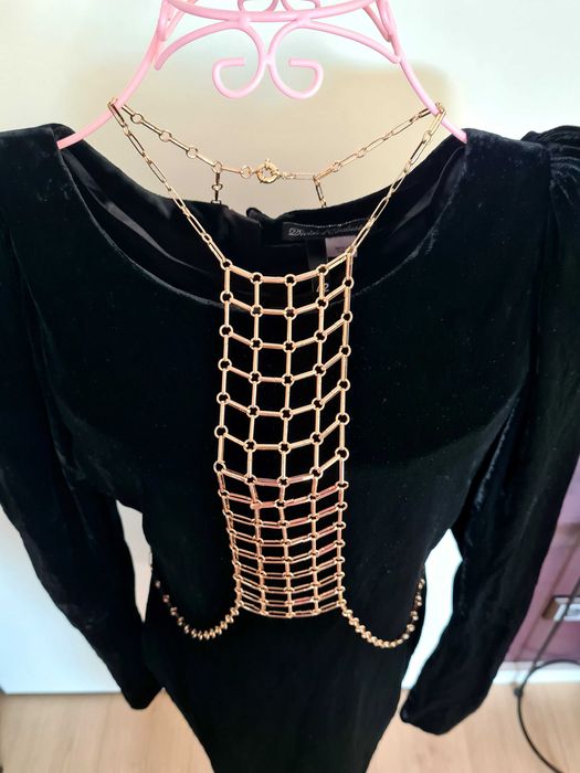 Colar dourado invulgar