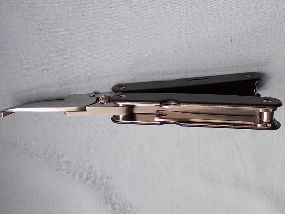 Sekator ogrodowy Multi - Tool .Nóż, piła, korowanie, korkociąg i inne.