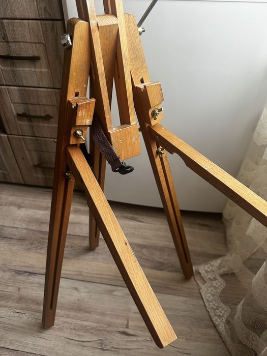 Мольберт з дерева.