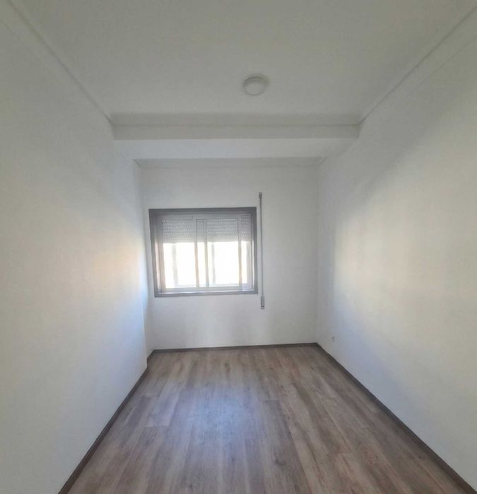Oportunidade Exclusiva no Centro de Santa Maria da Feira: Imóvel Remodelado com Elevado Potencial (Habitação / Escritórios)