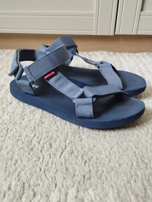 Granatowe sandały Levis cadys 40