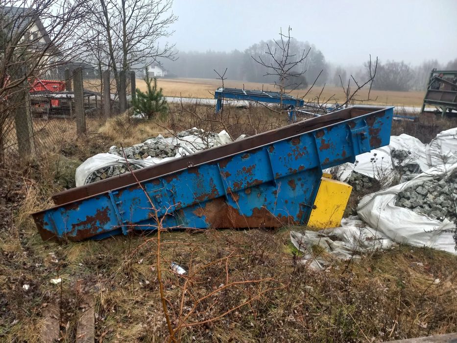 Rynna wibracyjna do dozowania żwiru,kruszywa -montowana pod koszem zasypowym na sprężynach--likwidacja firmy