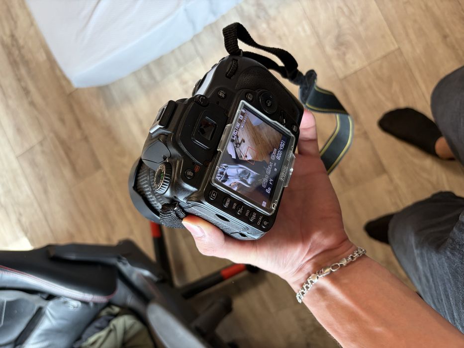 Nikon D90 + Nikkor 18–105mm VR