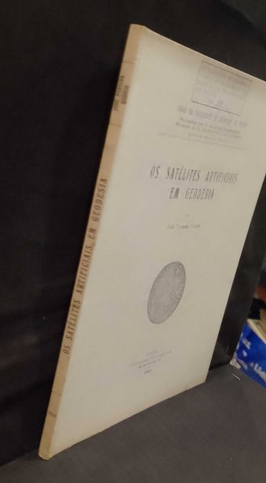Os Satélites Artificiais em Geodesia - José Pereira Osório (1964)