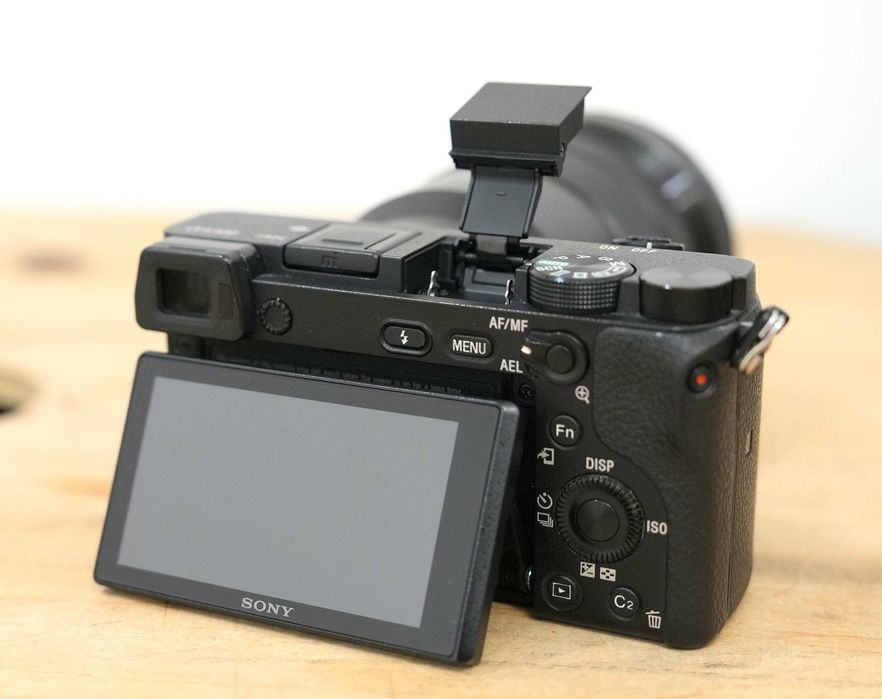 Aparat SONY A6300 + Obiektyw Sony 18-105/f4G (3 akumulatory) APS-C