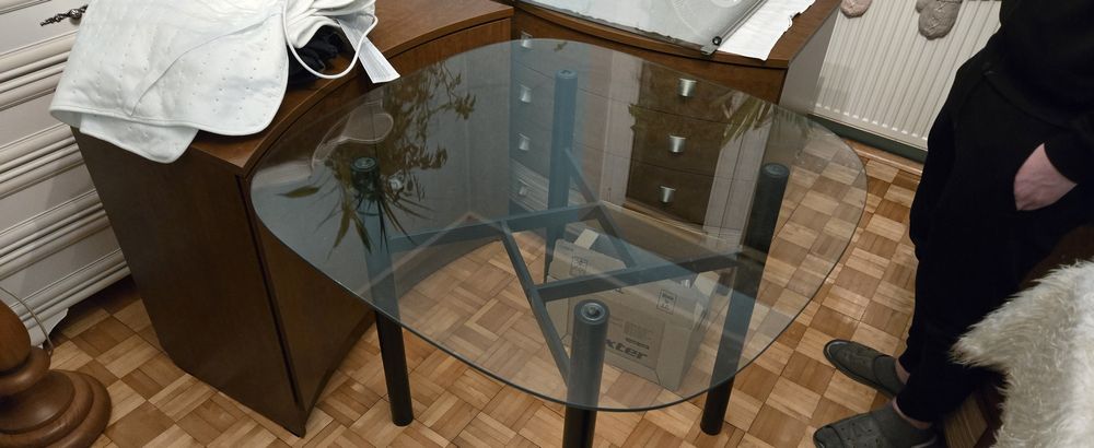 Stół z blatem ze szkła hartowanego