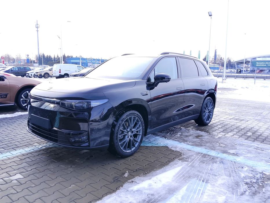 Leapmotor C10 Dostępny od ręki z jasnym i ciemnym wnętrzem