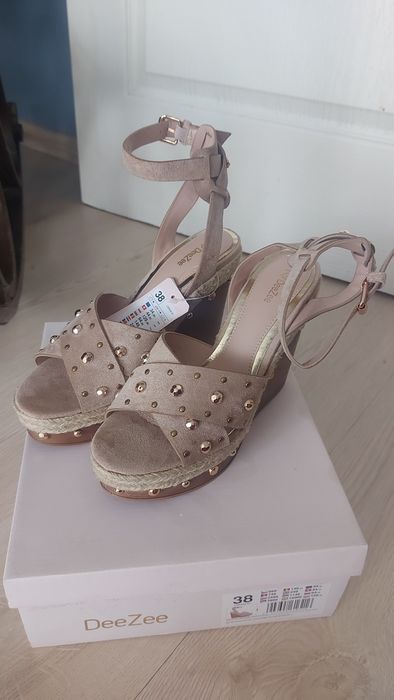 Sandały na koturnie