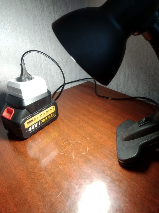 Лампа с адаптером  -розеткой для  батарей от елект.инсрум.Makita