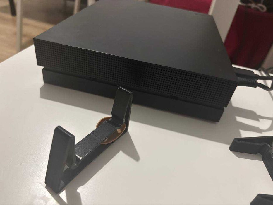 Xbox One X 1TB – sprawny, 4K/HDR, napęd OK + GTA V, możliwy dowóz (Warszawa)
