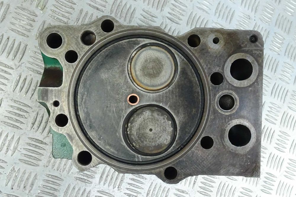Głowica do silnika Volvo TD122. (Cylinder head Volvo TD122)