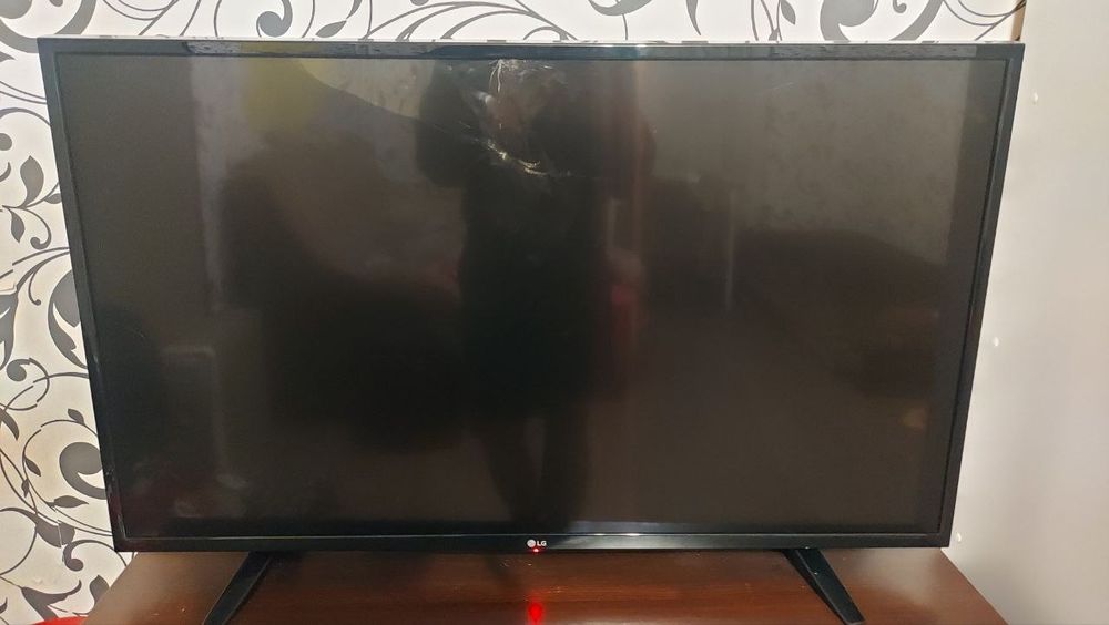 Продам телевизор LG (битый экран)