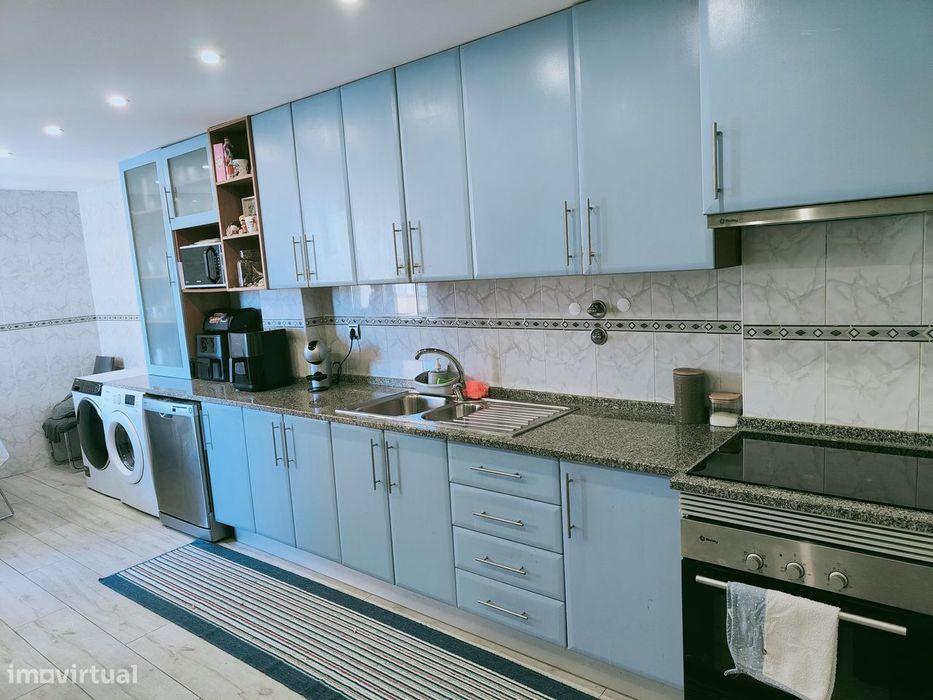 T3 com 2 casas de banho e boas acessibilidades