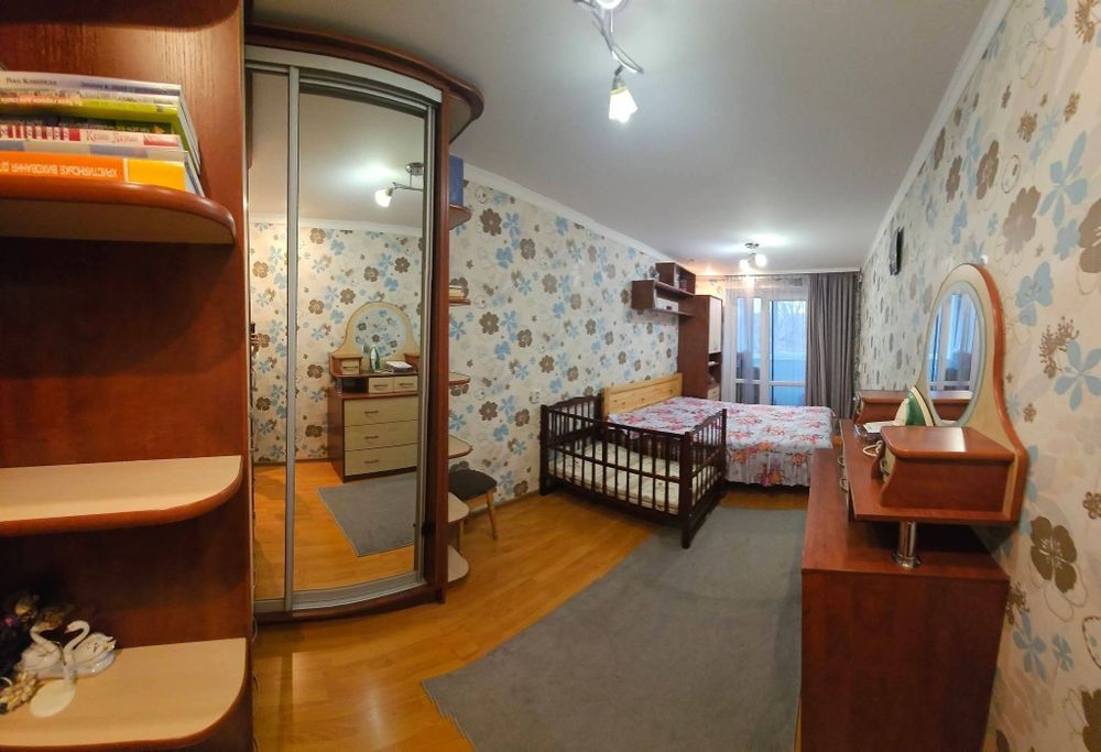 Продам 2-кім квартиру на другому поверсі