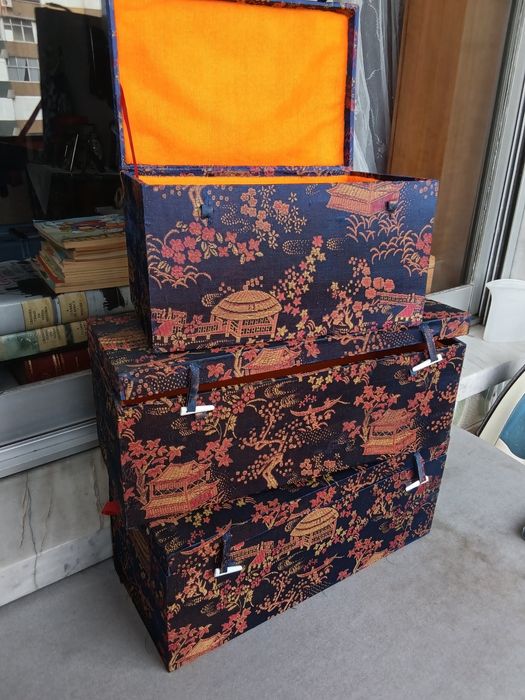 Três caixas forradas com tecido Oriental