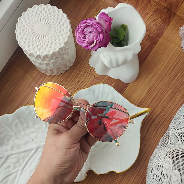 Стильні жіночі окуляри в металічний оправі