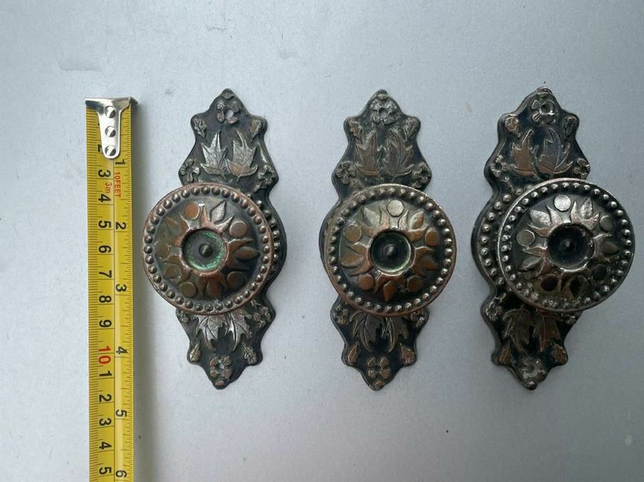 Вінтажні металеві дверні ручки