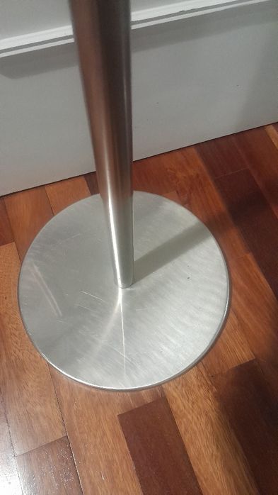 Cabide de pé em metal