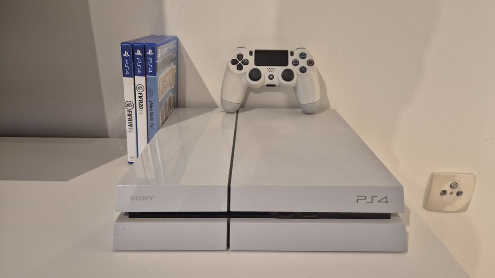 PS4 Branca 500 gb + Comando V2 + 3 Jogos