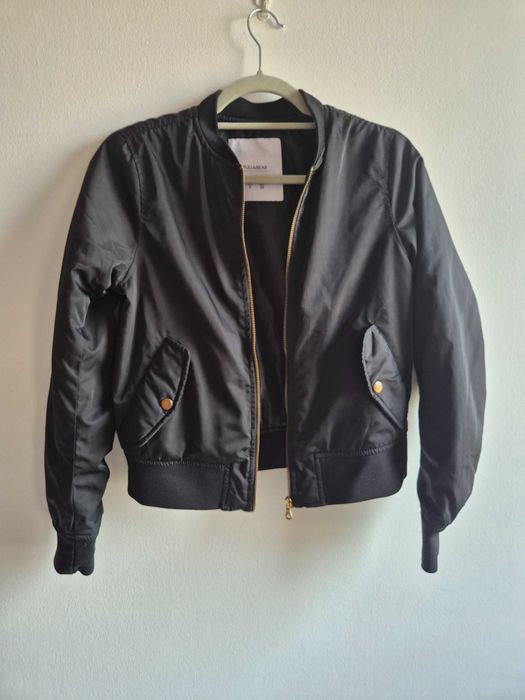 Czarna kurtka bomberka Pull & Bear S miedziane elementy
