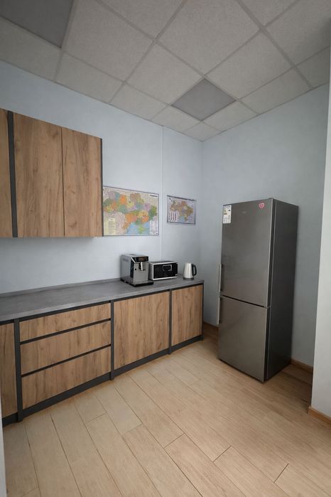 Оренда 4-поверхової офісної будівлі з закритою територією