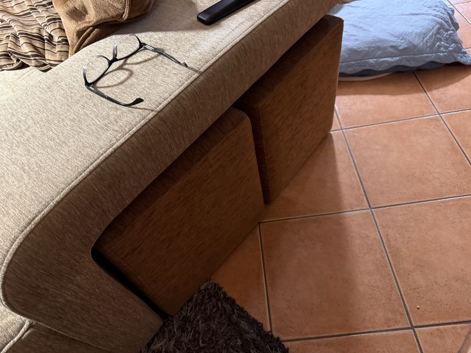 Sofá com chaise longue e 4 bancos