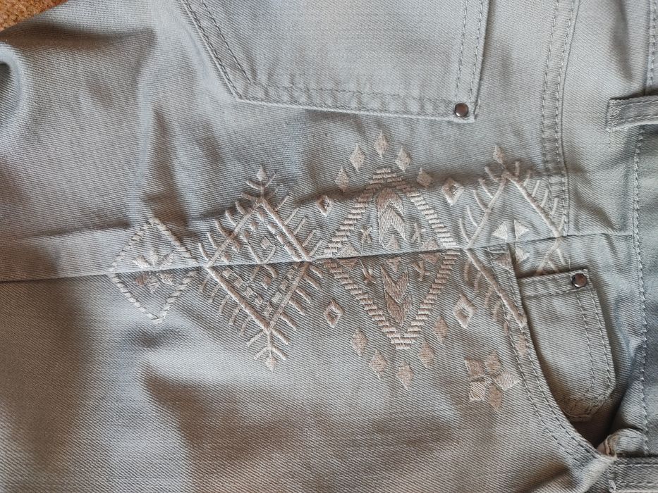 Spodnie khaki z azteckim wzorem Dorothy Perkins