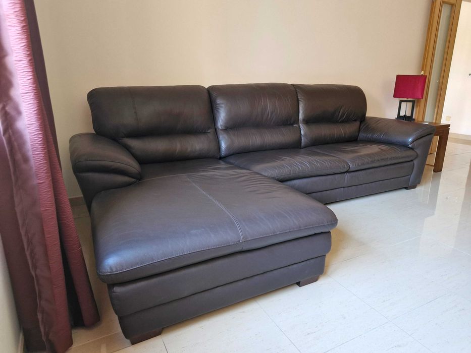 Sofá castanho escuro chaise-Long em Pele