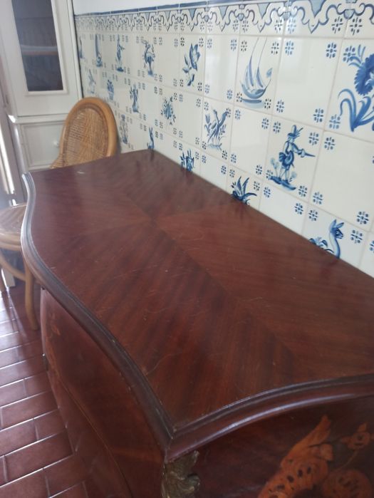 Cómoda antiga de barriga com embutidos