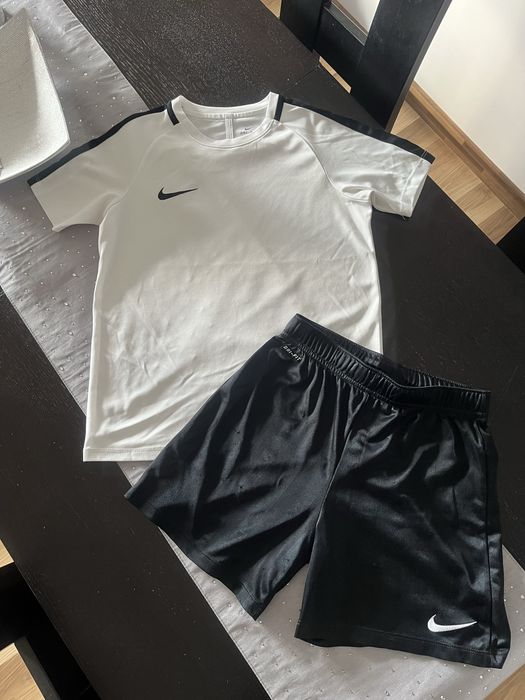 Zestaw sportowy Nike M 137-147 cm stan bdb