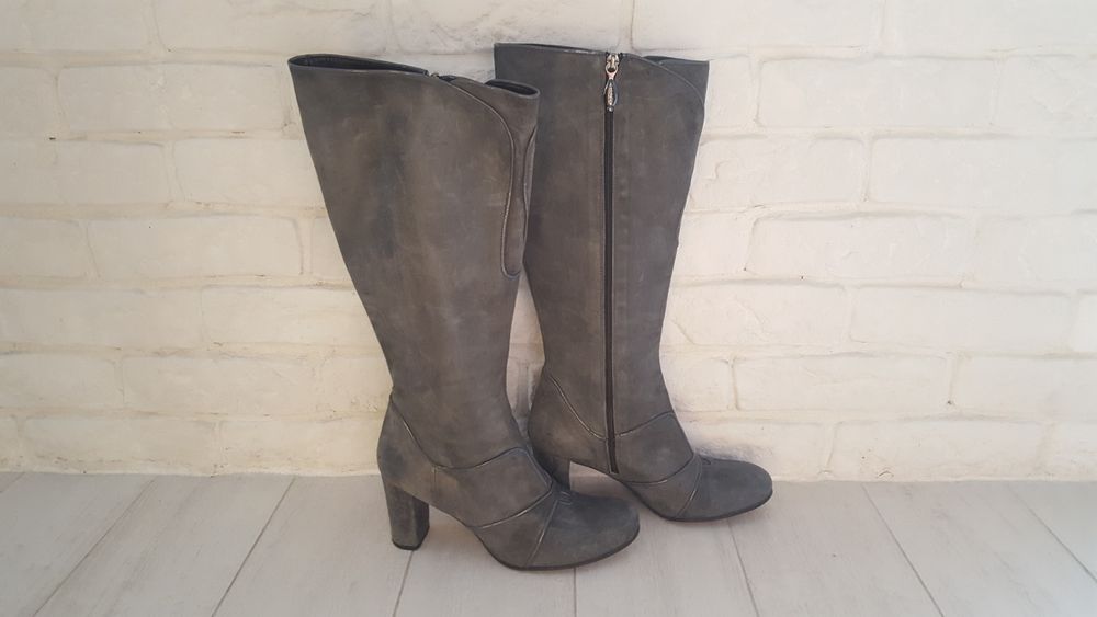 Długie szare kozaki na obcasie firmy HEGO'S