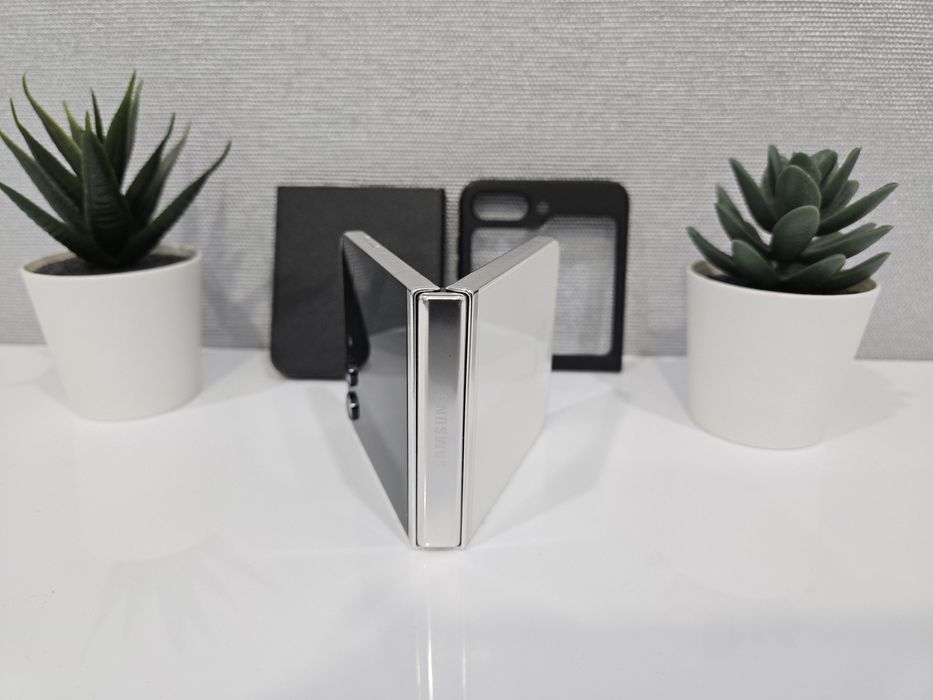 Продам Samsung Galaxy Flip 5 8/512Gb Cream!