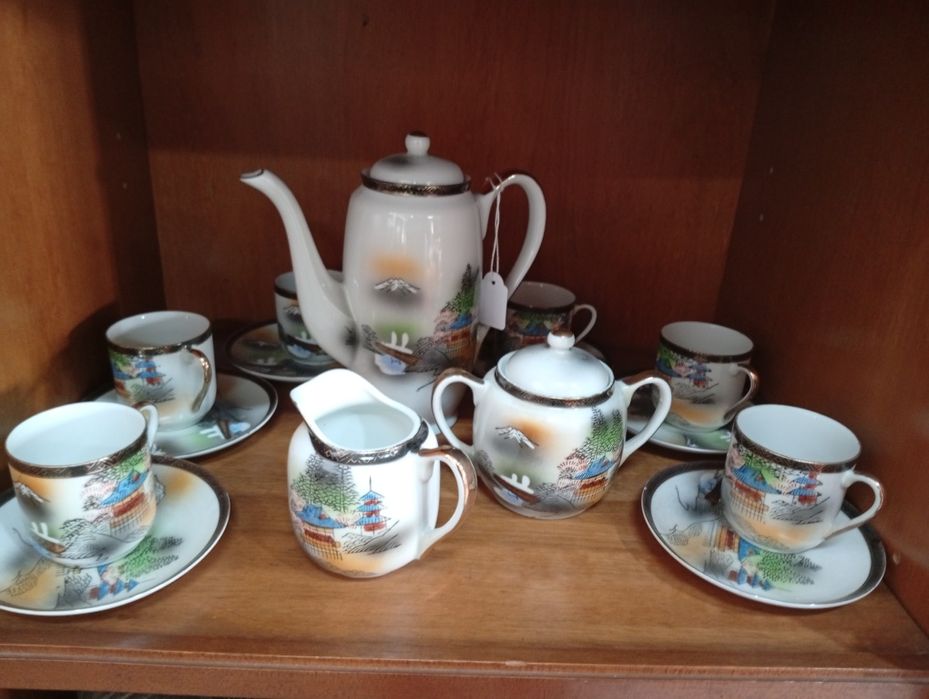 Serviço de café japonês com imagem no fundo das peças