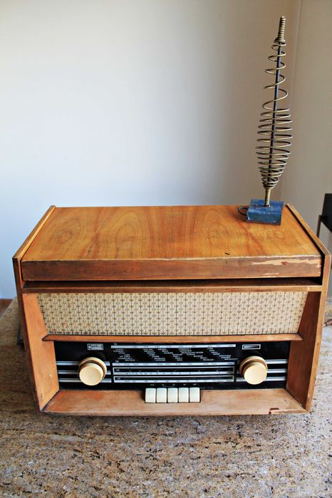 Zabytkowe radio wraz z płytami