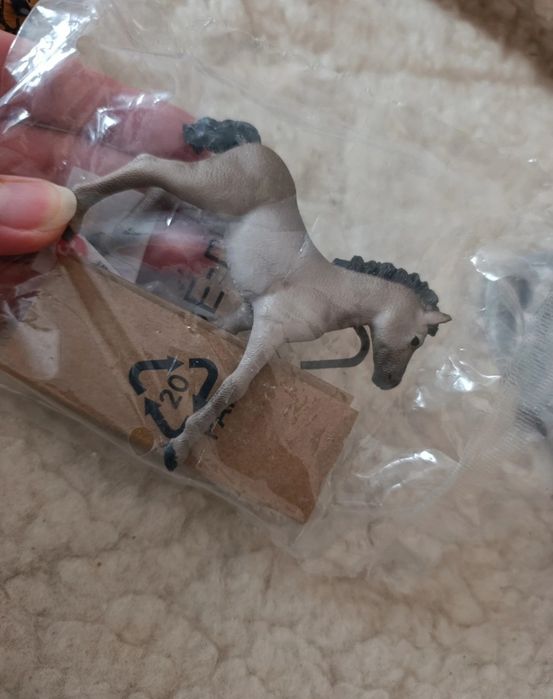 Nowy zestaw figurek Schleich źrebak jeździec