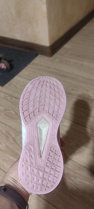 Кросівки adidas  .