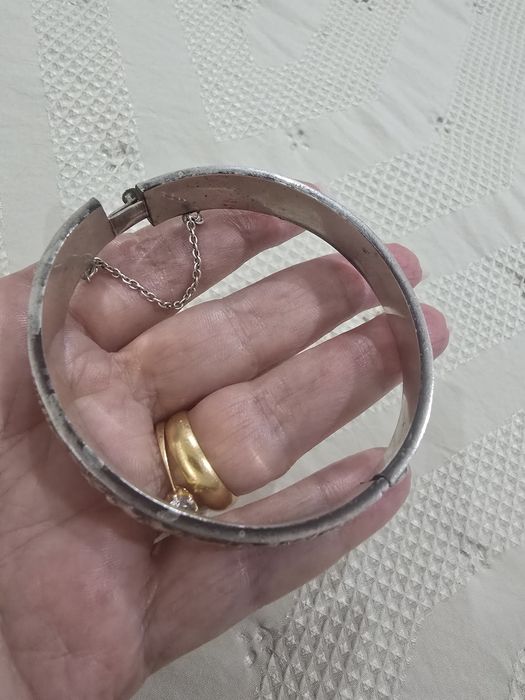 Escrava de prata muito antiga, herdei várias pratas e ouro e simplesmente não uso.