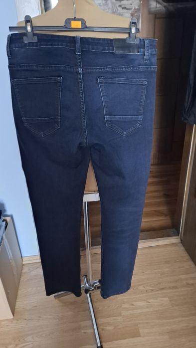 Spodnie damskie jeansy.